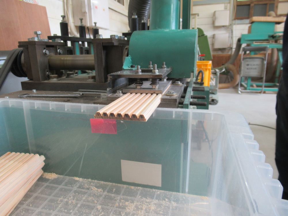 木材を加工している様子