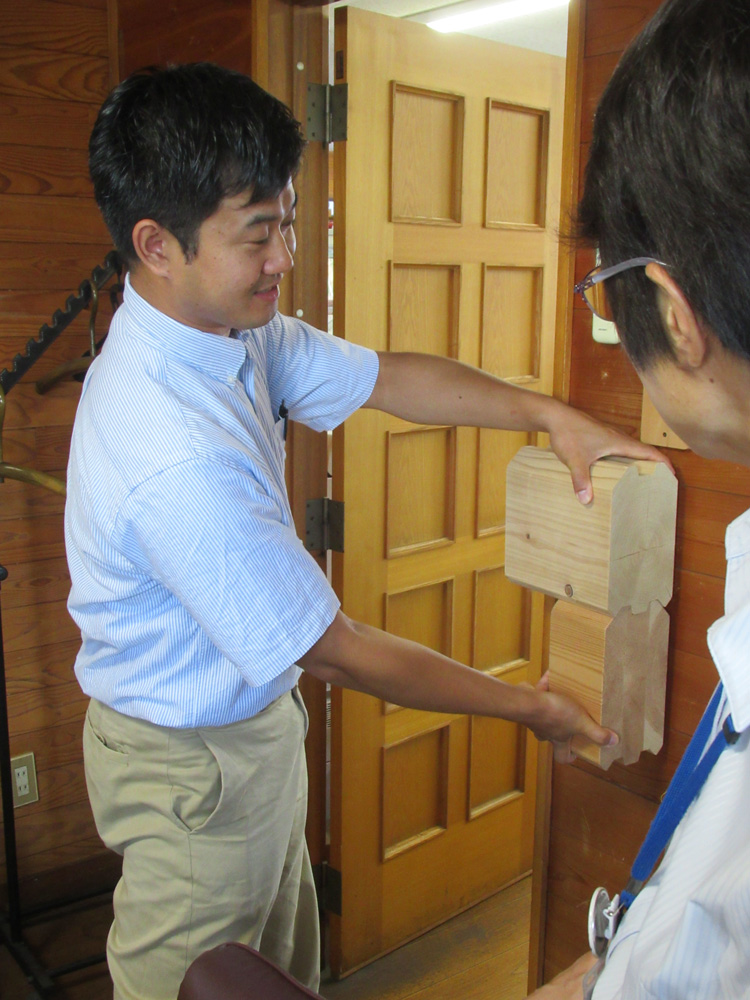 ログ材の説明の様子