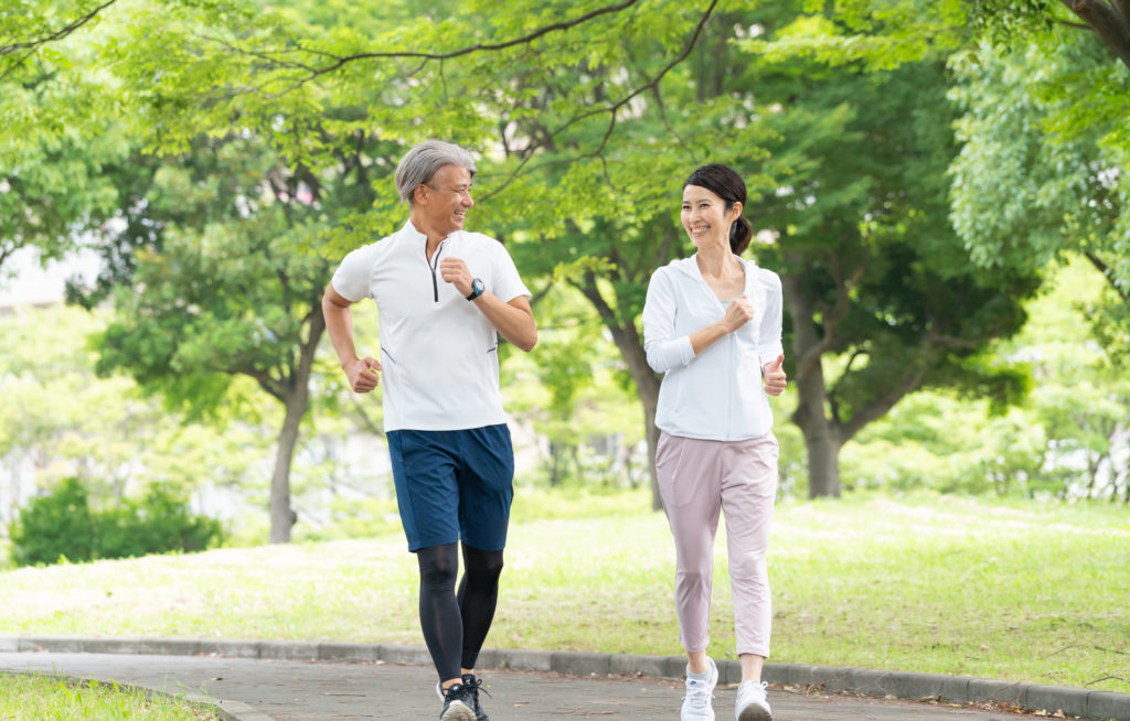 ジョギングをする高齢者夫婦