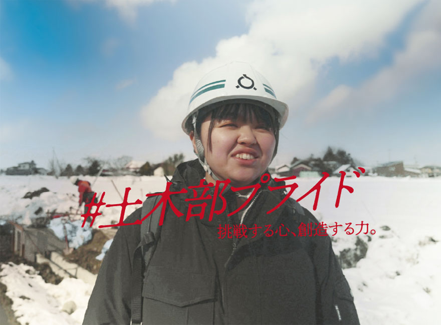 インタビューを受けているところの写真