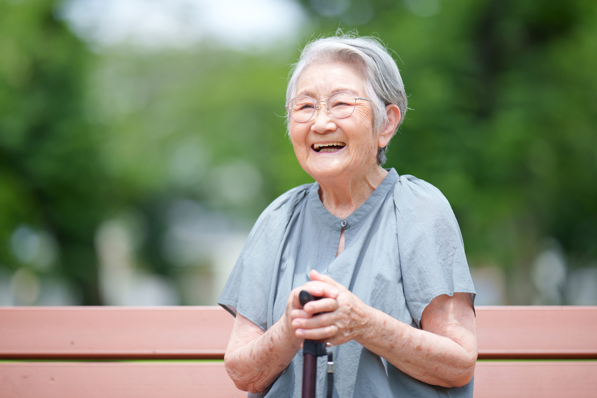 笑顔の高齢女性
