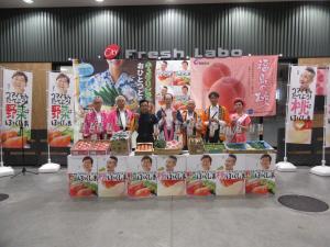 東京都中央卸売市場における県産夏秋青果物トップセールス写真１