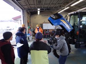 農機整備の研修の様子