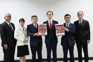 JAふくしま未来およびJA東西しらかわによるいちご「ゆうやけベリー」の贈呈写真２