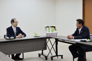 ＪＡふくしま未来による「シャインマスカット」の贈呈写真１