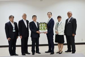 ＪＡふくしま未来による「シャインマスカット」の贈呈写真２