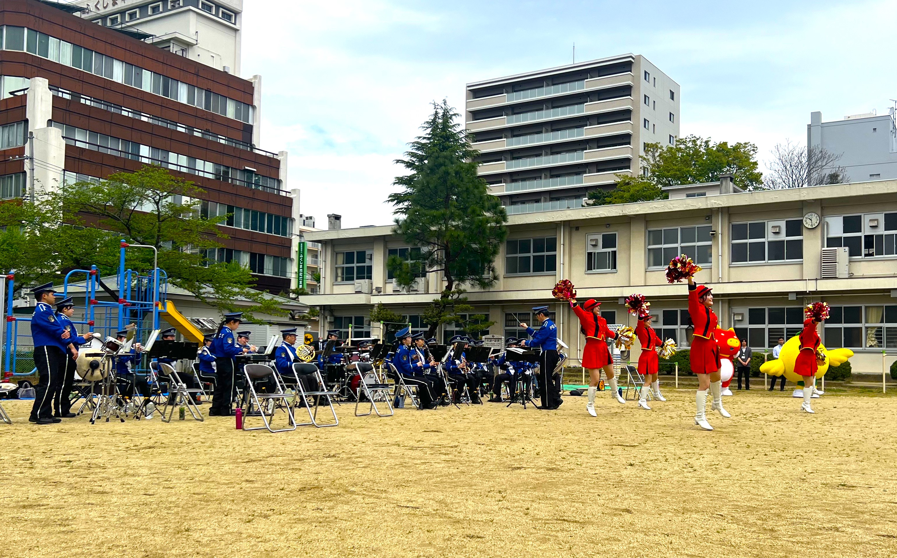 県警音楽隊が演奏している様子