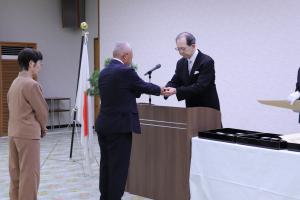 勲章と勲記を伝達する知事