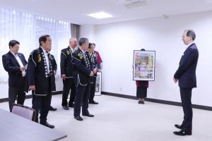 イベントの説明を受ける知事