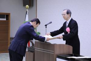 表彰状を授与する知事