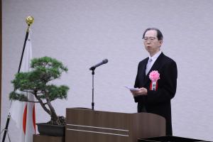 式辞を述べる知事