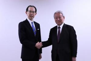 田中理事長と知事が握手をしている様子