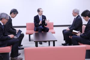 JICAの皆さんと知事がソファーで懇談している様子