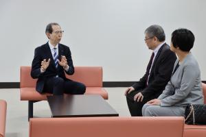 知事とロンドンしゃくなげ会会長及び副会長が懇談している様子