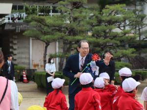 知事とこどもたちが交流している様子