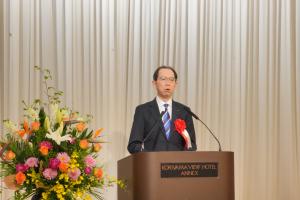 祝辞を述べる知事