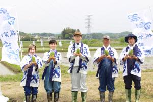 苗を手に持った集合写真