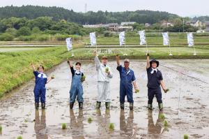 田植えをする知事たち2