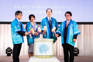 鏡開きを行う知事ら