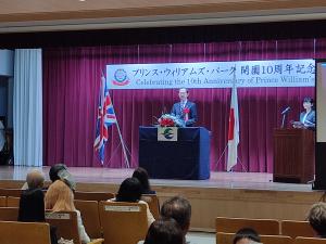 祝辞を述べる知事