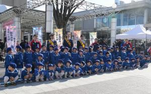 子供たちや知事等の集合写真