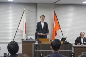 6月定例会開会の挨拶をする西山議長の様子