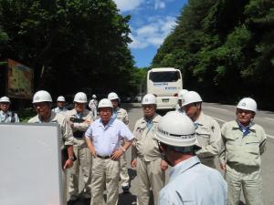 浪江三春線小出谷の視察を行う土木委員会の様子