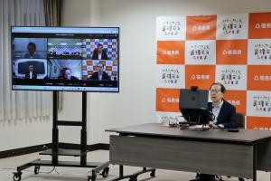 WEB会議に出席する知事