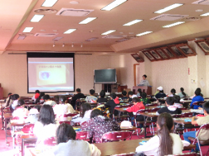 大教室で小学生が学んでいる