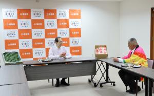 JAふくしま未来によるモモ「あかつき」、キュウリの贈呈写真2