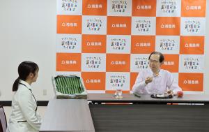 JAふくしま未来によるモモ「あかつき」、キュウリの贈呈写真3