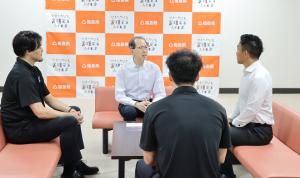 関係者らと話す知事