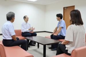 選手らと話す知事