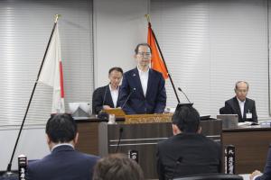 議案の提案理由を説明する内堀知事の写真