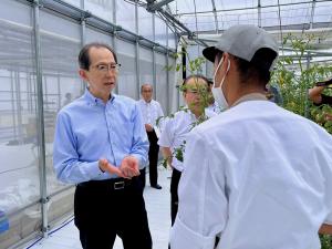 農産物の説明を受ける知事
