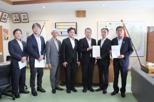 少子高齢化・地域活性化対策特別委員会の議長報告の写真