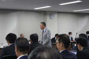 総括審査会（山口信雄議員）の写真