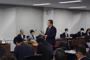 総括審査会（佐藤郁雄議員）の写真