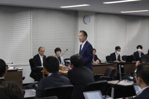 総括審査会（伊藤達也議員）の写真