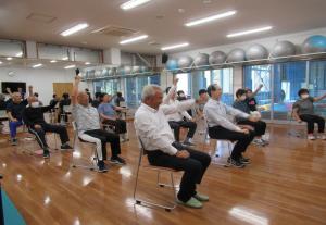 運動教室に参加する知事