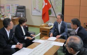 令和７年議長手交