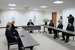 報告を受ける知事