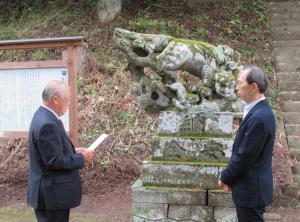 熊野神社の氏子より説明を聞く知事