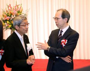 出席者と話す知事