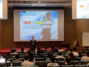 講義を行う知事1