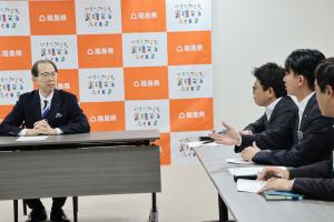 プロジェクトについて話を聞く知事