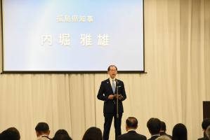 挨拶をする知事