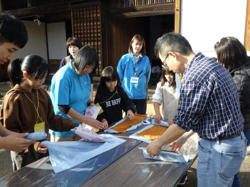 ダリア染め体験乾かし