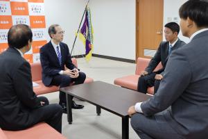 関係者らと話す知事