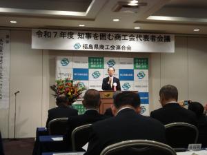 講話を行う知事